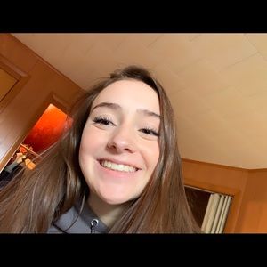 Meet your Posher, Chloe